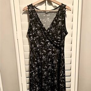 Black and White Sleeveless V-Neck Midi Sundress